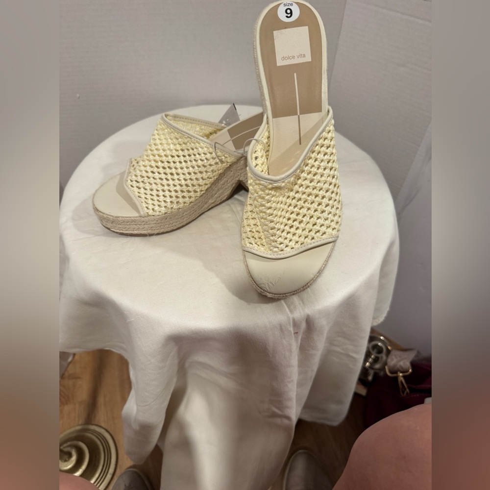 Dolce Vita platform sandals. Size 9